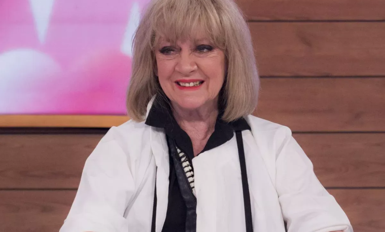is amanda barrie still alive